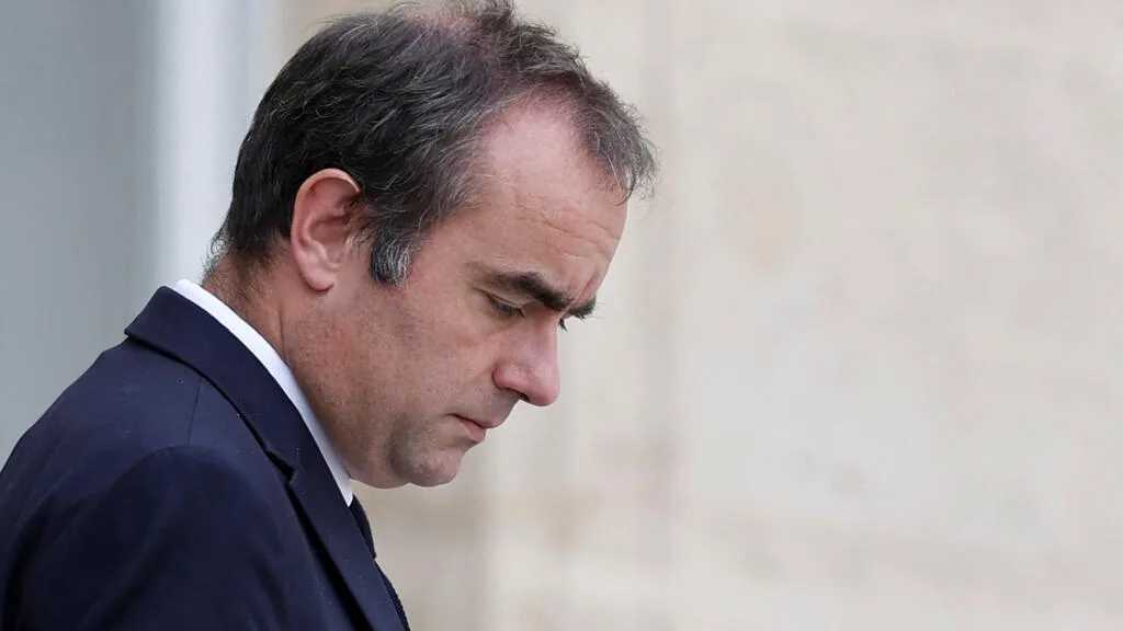 Pour tenter de contenir la colère sociale, Sébastien Lecornu prolonge les aides sur les carburants