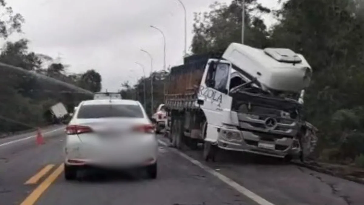Motorista morre após colisão entre dois caminhões na BR 101 em Sooretama