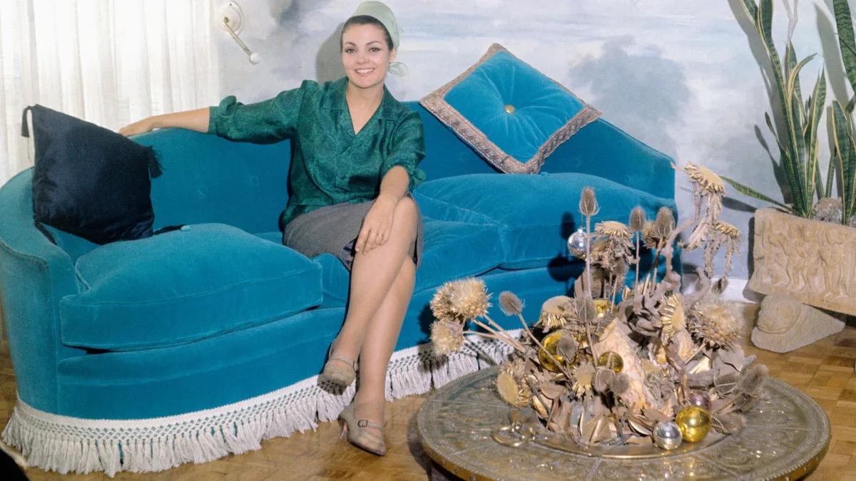 Así era la casa familiar de Carmen Sevilla en Madrid: un chalet de arquitectura mediterránea, decoración burguesa de los años 60 y un sofá de terciopelo turquesa