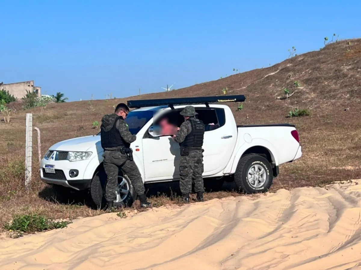 Dois motoristas são autuados por dirigir em dunas na praia da Taíba, no Ceará