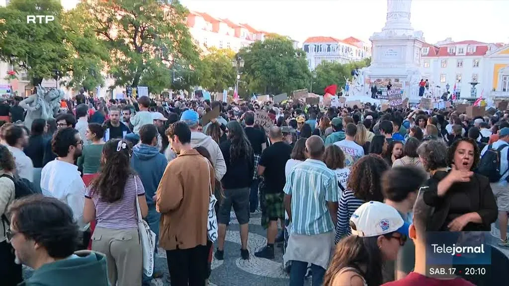 Direito à habitação. Tendas montadas no Rossio para passar a noite