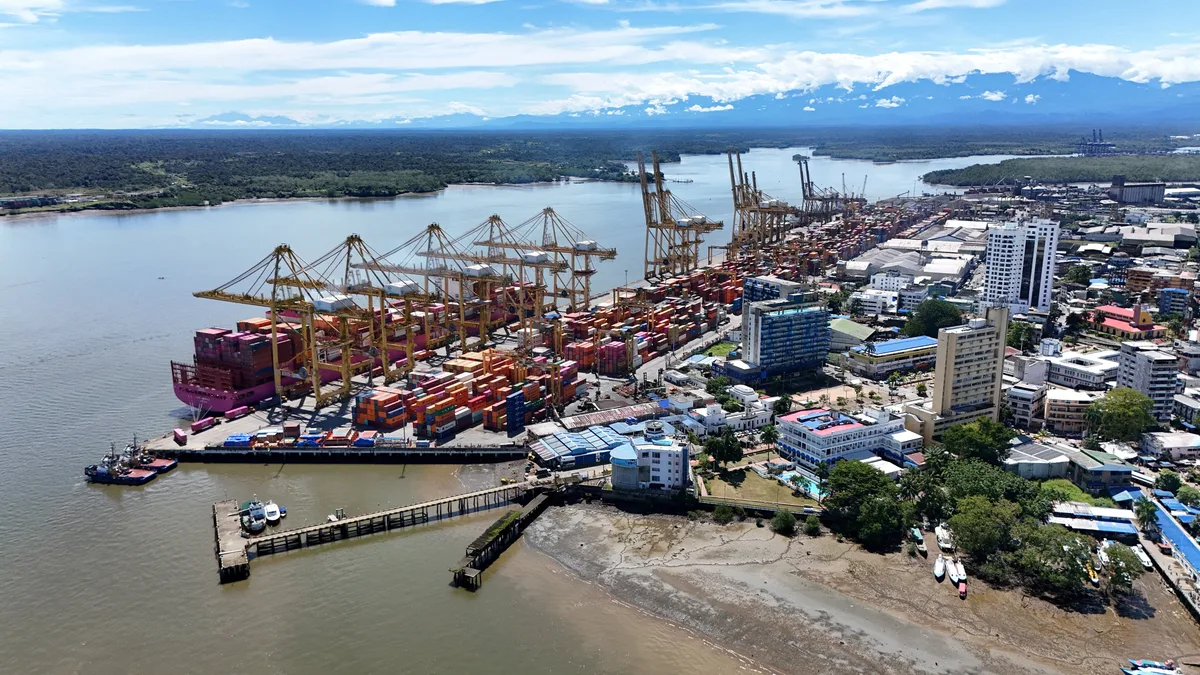 Trancón de contenedores vacíos en Buenaventura sigue golpeando al transporte de carga