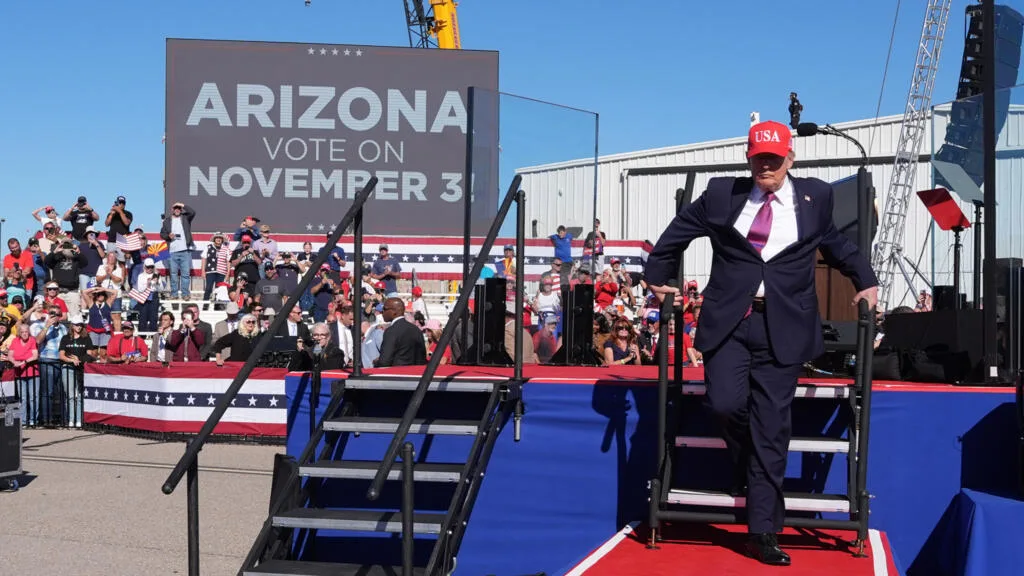 Midterms aux États-Unis: Donald Trump multiplie les promesses pour tenter de séduire les électeurs