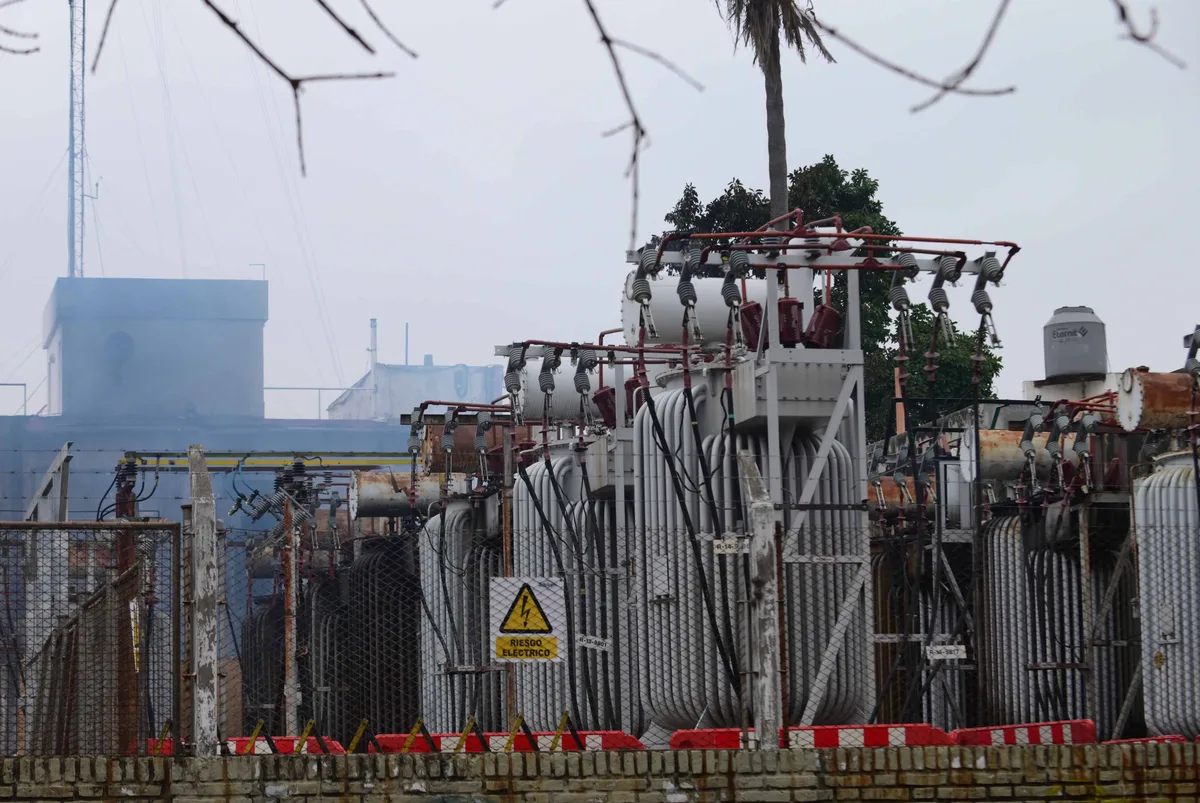 Avanza el restablecimiento de la electricidad en La Plata: 18 mil usuarios siguen sin luz tras el incendio en una subestación