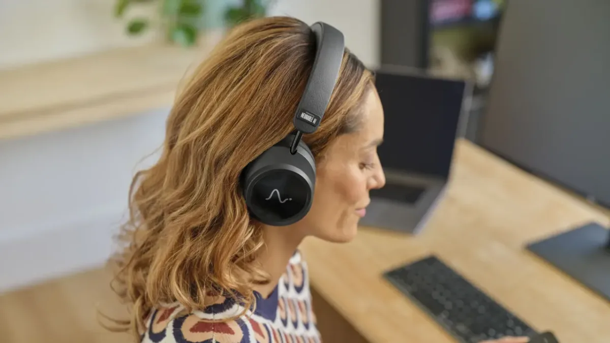 Fone Neurable One de US$ 499 com 12 sensores EEG registram a acompanham sinais cerebrais a 125 Hz e 16 bits enquanto toca música e sugere pausas, filtram interferências de movimento e transformam sessões de trabalho em indicadores de atenção e fadiga