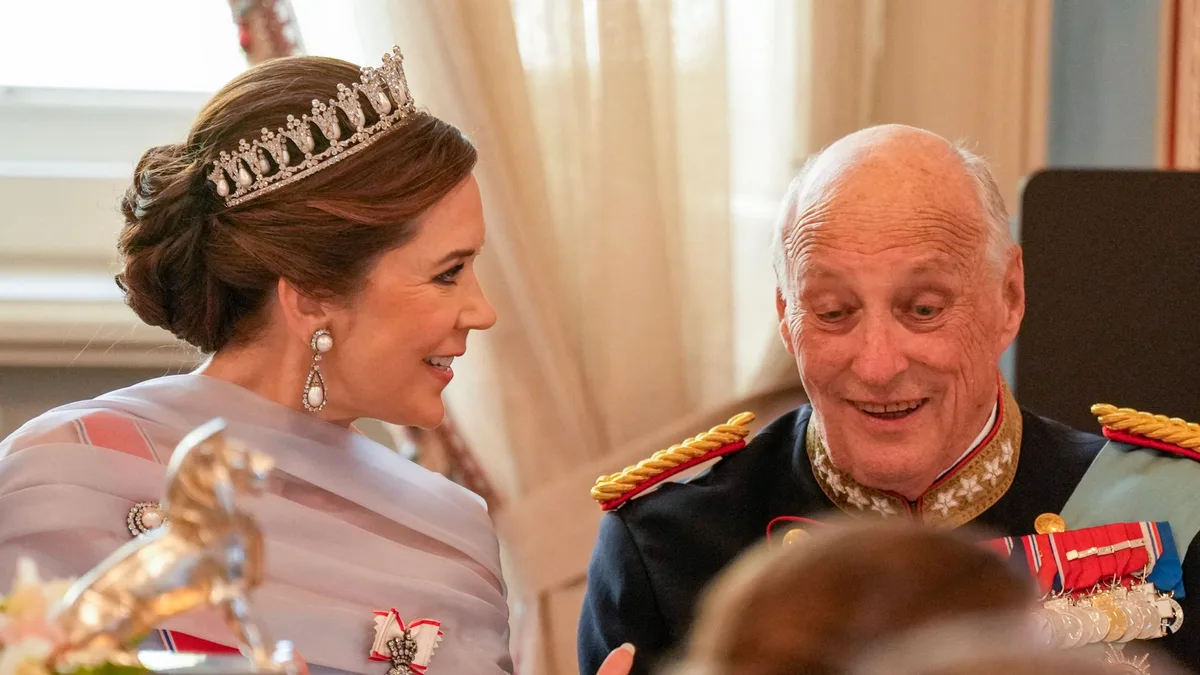 La reina Mary desvela su especial vínculo con Harald V en su primer acto tras su muerte: "Era el abuelo de Noruega"