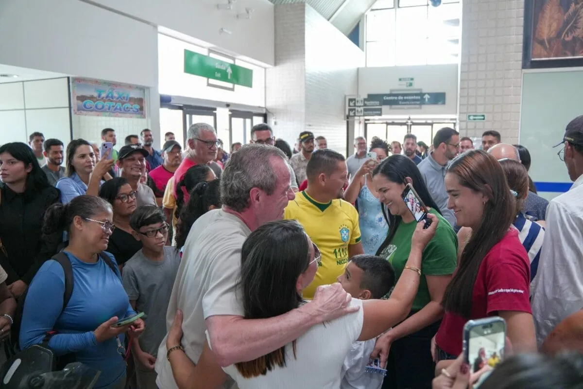 Pedro Longo é recebido com festa por apoiadores no aeroporto de Cruzeiro do Sul
