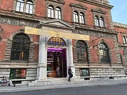 Zwei Verdächtige auf der Flucht: Juwelen-Diebstahl bei Ausstellung in Wiener Museum