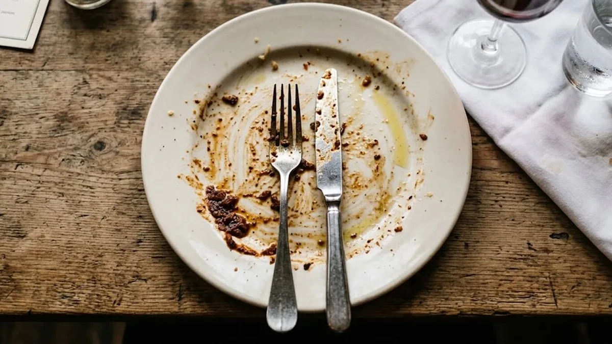 Pocos lo saben: qué significa dejar los cubiertos paralelos sobre el plato en un restaurante