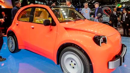 "Pour le quotidien, ça me plairait beaucoup" : la nouvelle 2CV électrique devient la superstar du Mondial de l'Auto