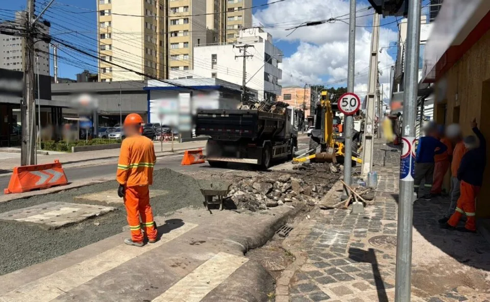 Chuva intensa abre buraco no asfalto e interdita trecho em cruzamento no Centro de Curitiba; equipes fazem reparos