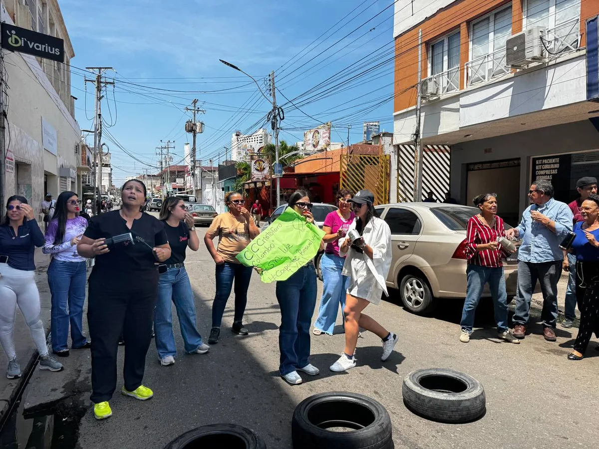 Comerciantes de Puerto La Cruz tuvieron que protestar para que les reestablecieran la luz