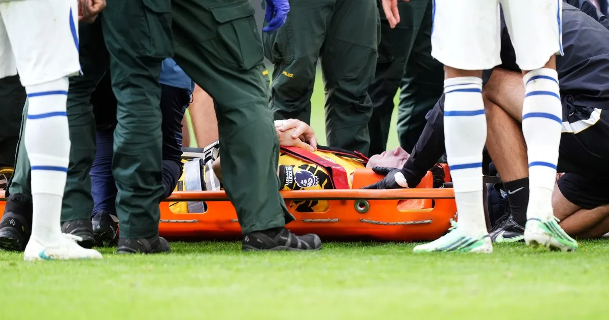 Alarma con el Dibu Martínez en la Premier League: se golpeó la cabeza en el partido del Chelsea, salió en camilla y terminó en el hospital