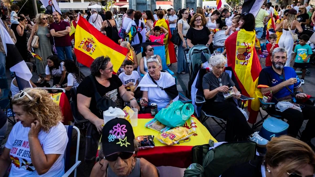 El efímero "15-M" de Ceuta: pantalla gigante para ver a Vivas en El Hormiguero, sillas de playa y música hecha con IA