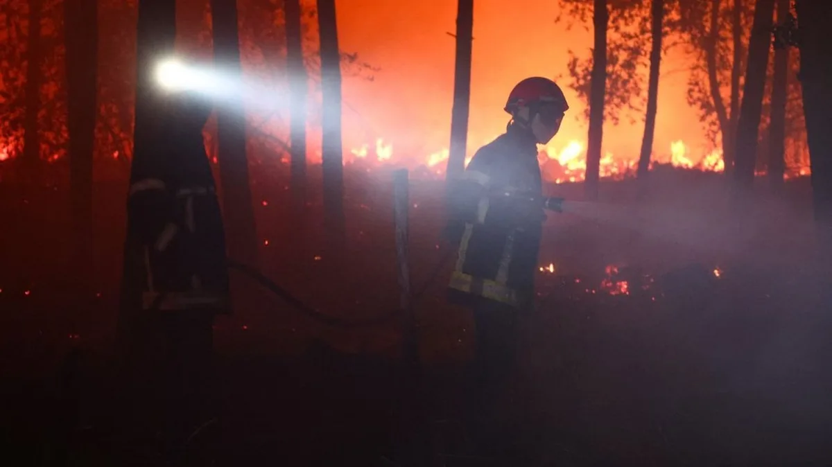 "Les 15 prochaines heures seront déterminantes" dans la lutte contre le nouveau feu dans les Landes, selon le préfet