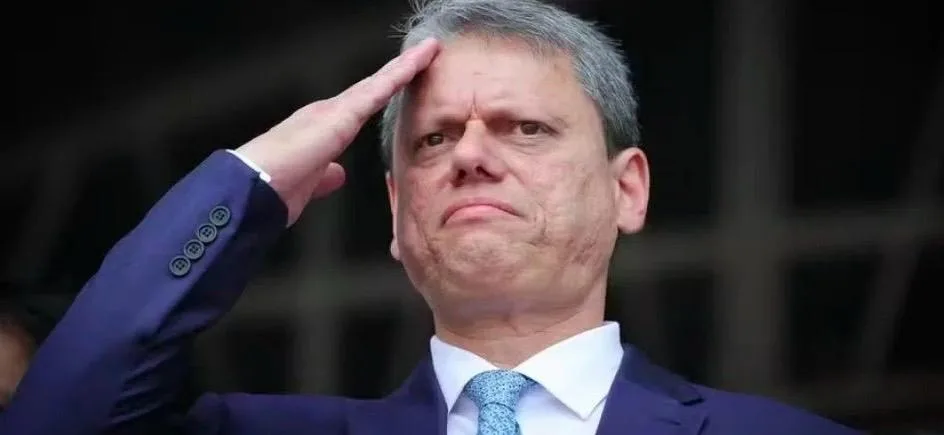 Tarcísio chamou acusado de envolvimento com PCC de “lindão” durante comício