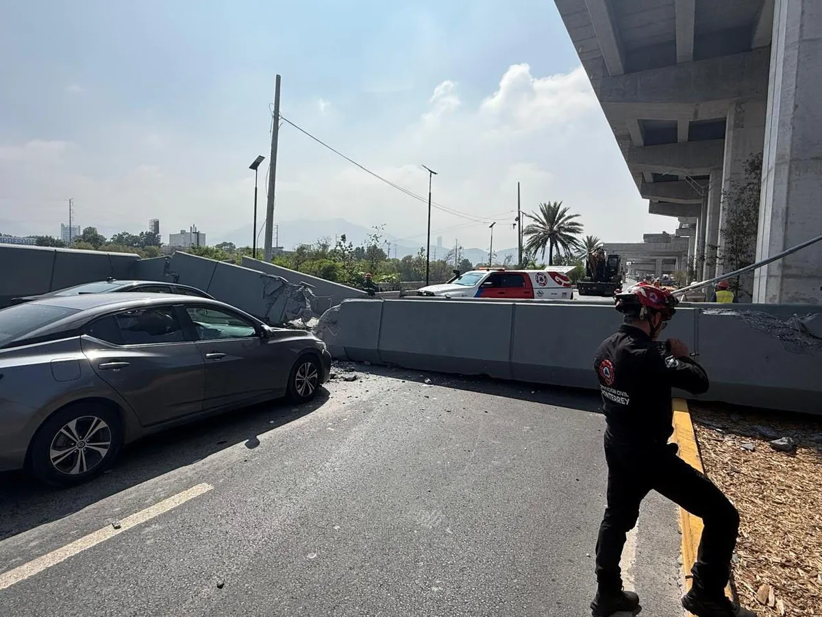 Caos en vialidades de Monterrey: Cae puente peatonal sobre auto en avenida Constitución
