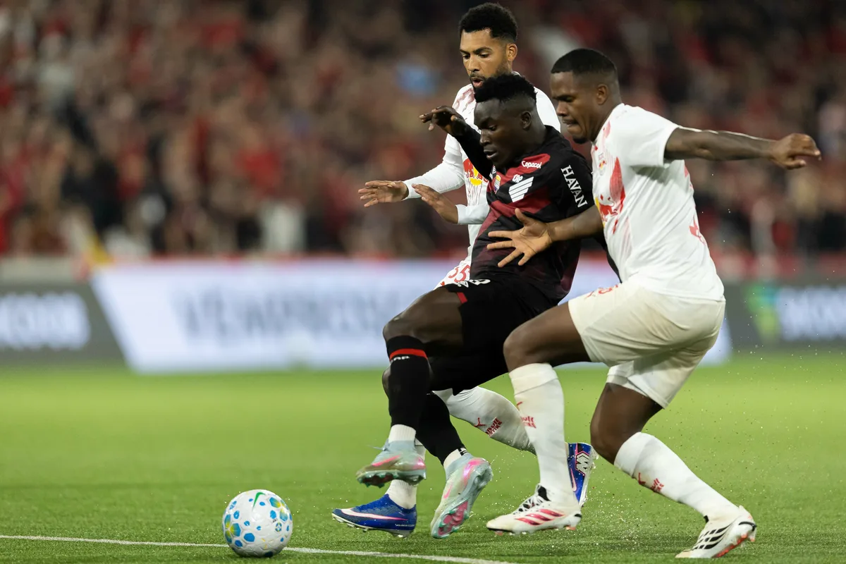 Athletico faz primeiro tempo quase perfeito contra Bragantino, mas sofre com chutes e Volpi; análise