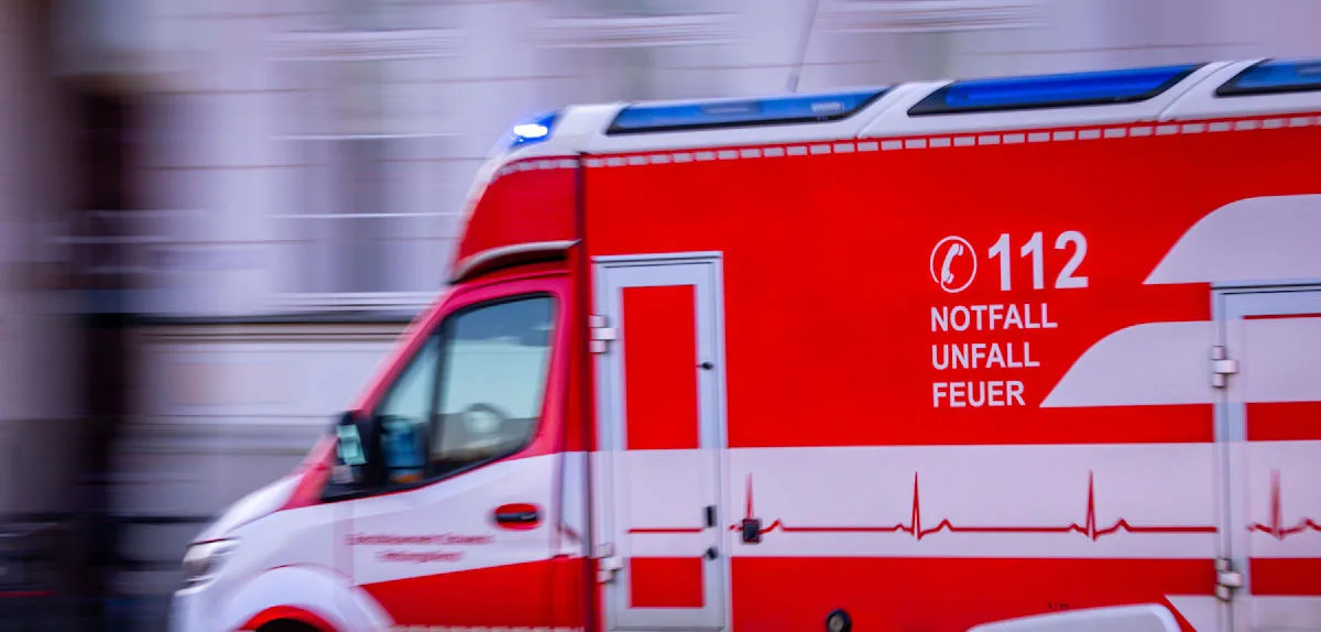 89-Jähriger fährt in Holtgast gegen Baum | Aurich-News