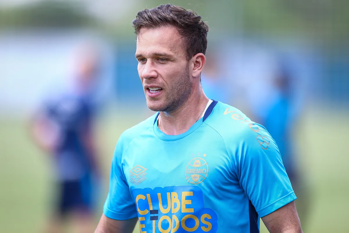 Arthur passa por exames antes de ser anunciado pelo Santos
