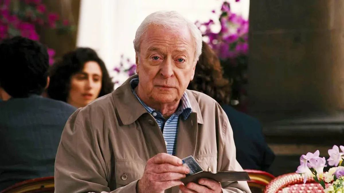 La leçon de vie de Michael Caine, à 93 ans : "Les canards peuvent sembler calmes en surface, mais en dessous, ils rament de toutes leurs forces"