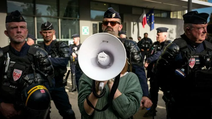 La colère lycéenne toujours vive, une intervention policière fait polémique à Saint-Denis