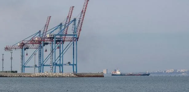 Navio afunda após suspeita de ataque com drones no Mar Negro