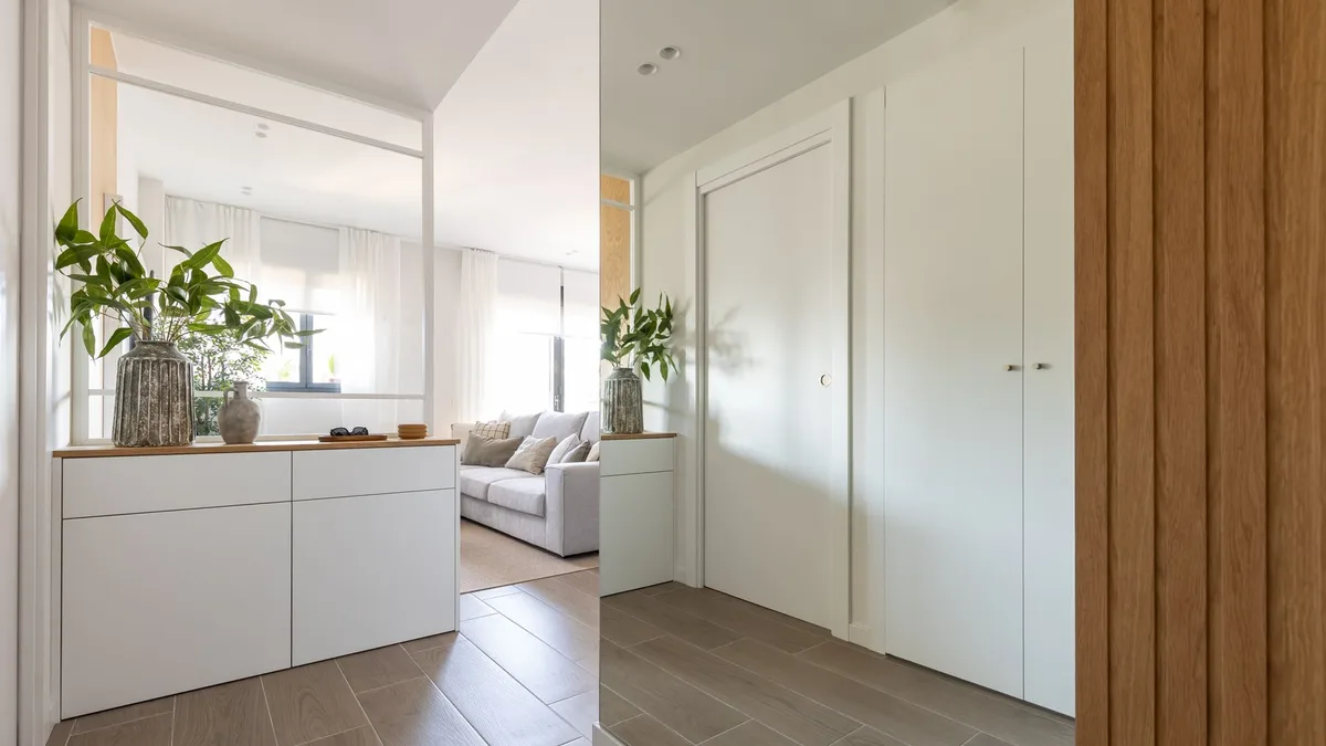 De una consola flotante a un espejo de pared a pared: 10 ideas para convertir un pasillo estrecho en un recibidor bonito