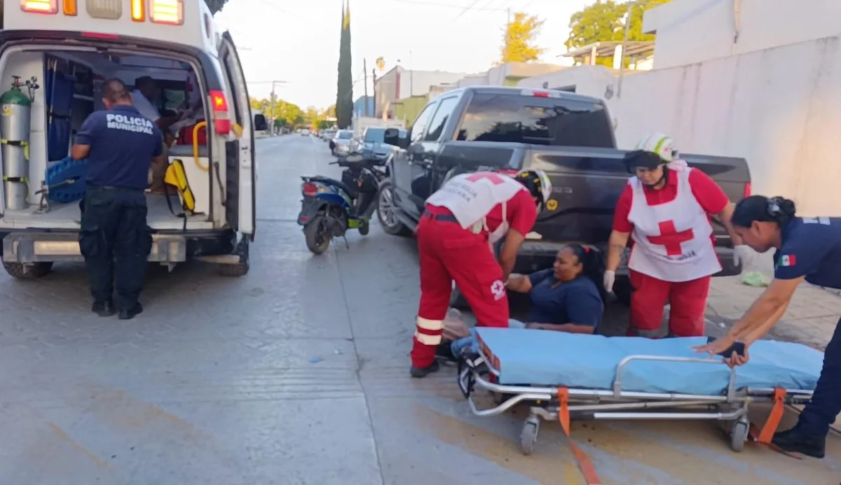 Pareja derrapa en motoneta y termina lesionada tras chocar contra camioneta, en Parras de la Fuente