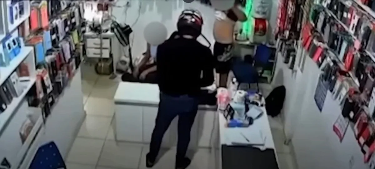 Criminoso armado assalta loja de celulares e foge com produtos em Marituba