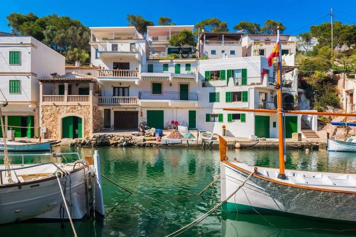 El pueblo al sur de Mallorca situado en una cala que tiene las casas más isleñas y el plan perfecto para desconectar en un solo día