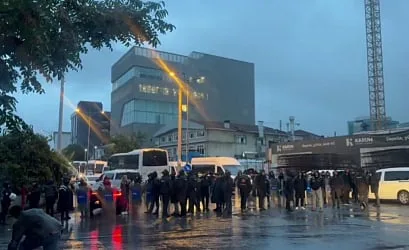 Polícia turca faz buscas em canal de televisão próximo da oposição e interrompe emissões