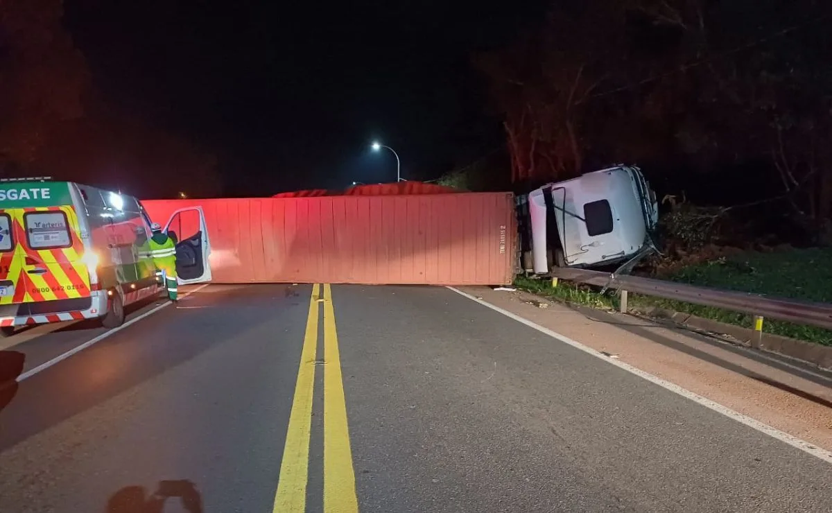 Caminhonete invade contramão, bate em caminhão e cai em ribanceira às margens da BR-116; motorista sofreu trauma no crânio
