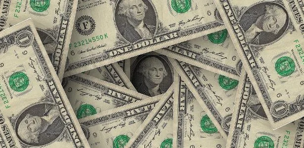 Dólar sobe a R$ 5,12 e Bolsa recua com petróleo em queda e deflação no país