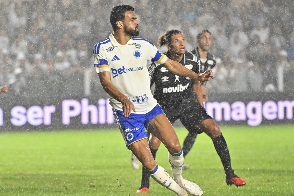Zagueiro do Cruzeiro chora ao revelar problema físico e admite temporada difícil; assista