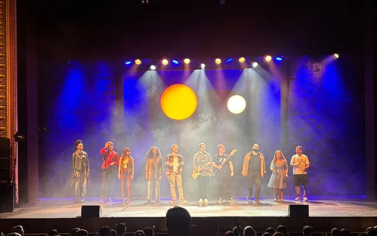Público canta sucessos em 'Vital – O Musical dos Paralamas' em Manaus