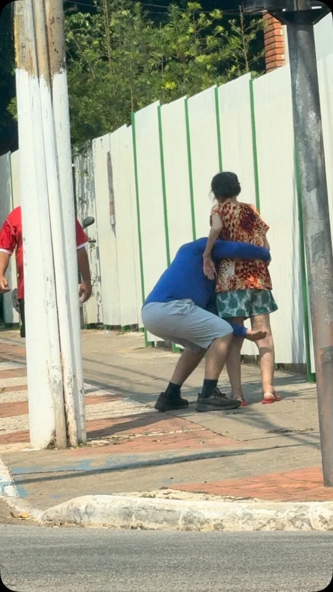 Cena de homem com idosa nos braços perto de hospital comove no Acre