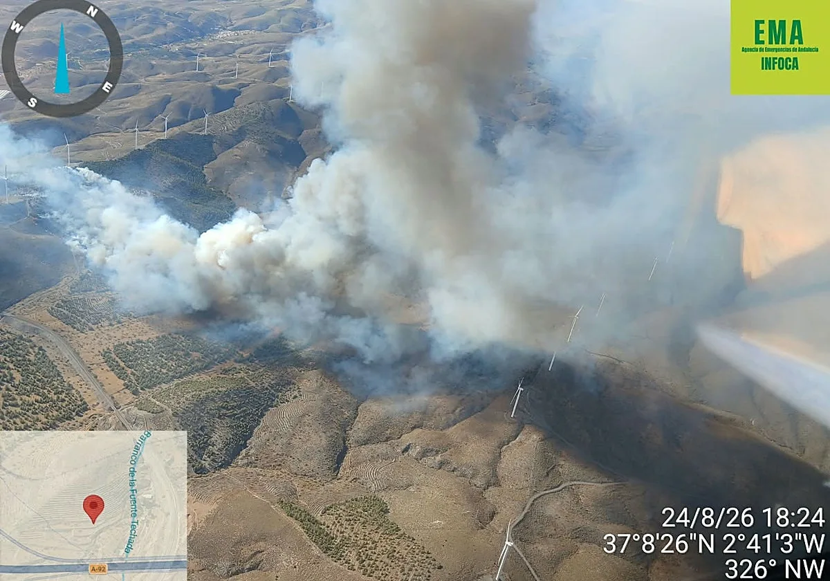 Activada la emergencia por el incendio en Las Tres Villas, en Almería, con ocho confinados y diez alejados