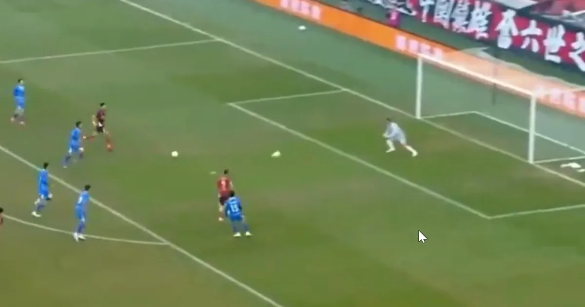 Fue gol con dos pelotas: ¿qué hizo el referí?
