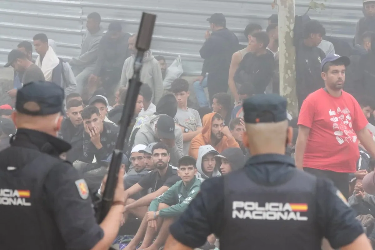 Última hora de la entrada de inmigrantes a Ceuta, en directo | El director de la Policía se reúne con el jefe de los agentes que elaboraron el informe sobre Marruecos