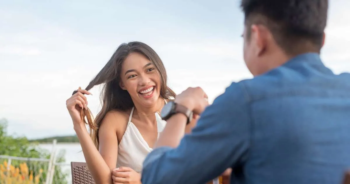 O que significa quando alguém fica mexendo no cabelo enquanto fala, segundo a psicologia