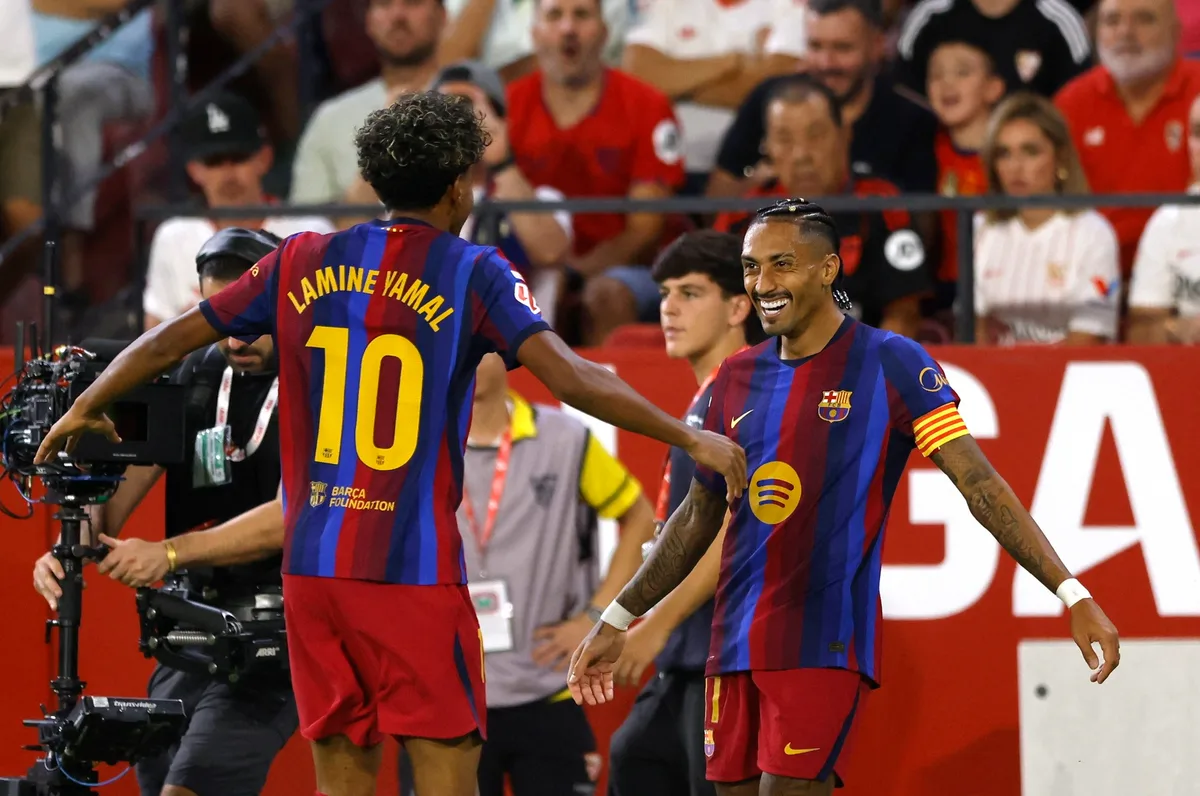 Raphinha tem início mais goleador da história do Barça, e técnico rival critica ausência na Bola de Ouro