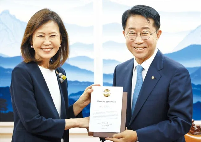 조정식 “6·25 때 책 기증 감사” 스틸 美대사 “대여였다”