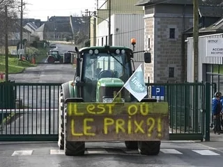 C’est le « dernier avertissement » des éleveurs : la rentrée agricole se profile, le prix du lait refait parler de lui