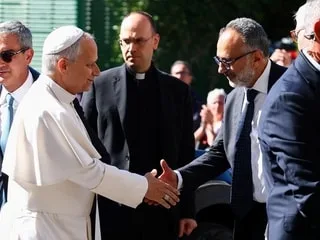 Opéré d’une tumeur cancéreuse à Rome, le pape se remet « comme prévu »