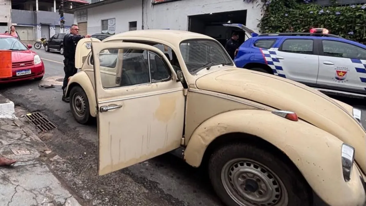 Fusca furtado é encontrado com suspeito dormindo em Vitória