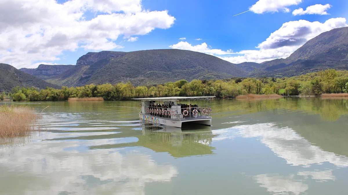 Los fiordos burgaleses: el sorprendente paisaje de agua y enormes paredes de roca que se descubre en barco