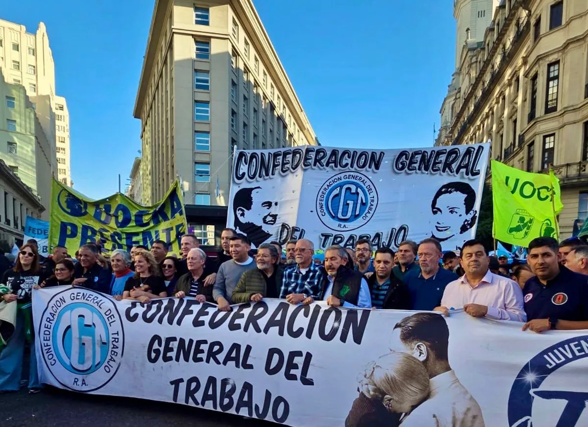 La CGT se moviliza al Ministerio de Economía por el endeudamiento de las familias y profundiza su plan de lucha