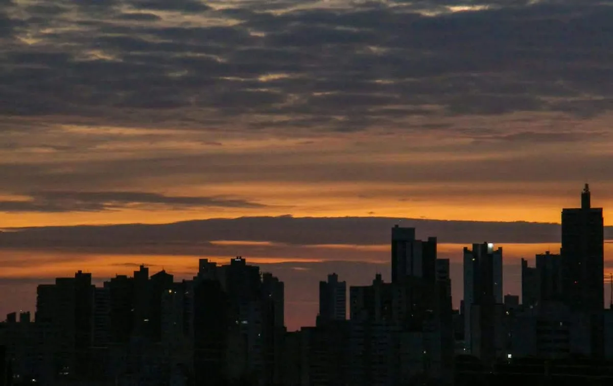 Terça-feira será de calor, baixa umidade e risco de tempestades isoladas