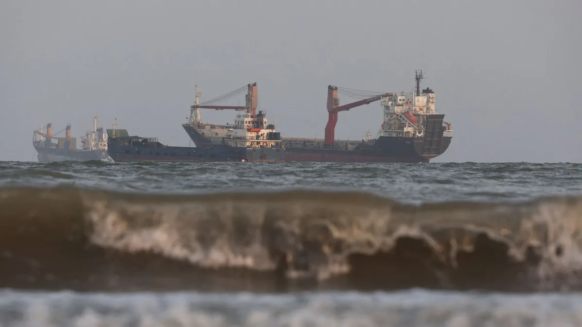 Un buque petrolero, atacado en Ormuz por un "proyectil desconocido"